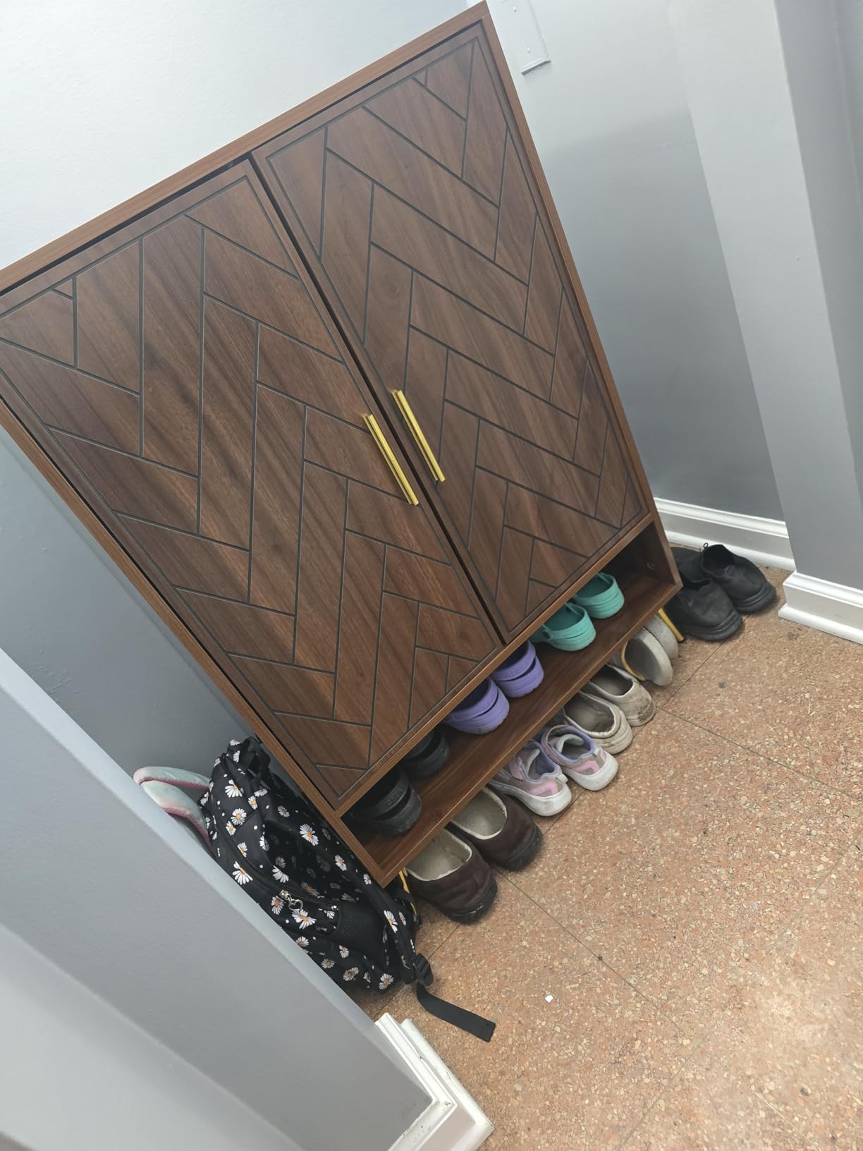 Elegance Модерен плакар за чевли со златни детали photo review